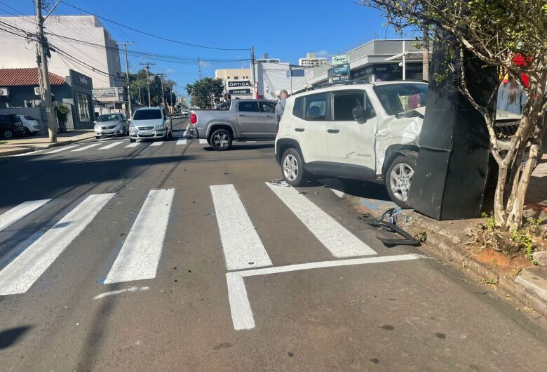 Colisão entre três veículos é registrada em cruzamento no Centro 