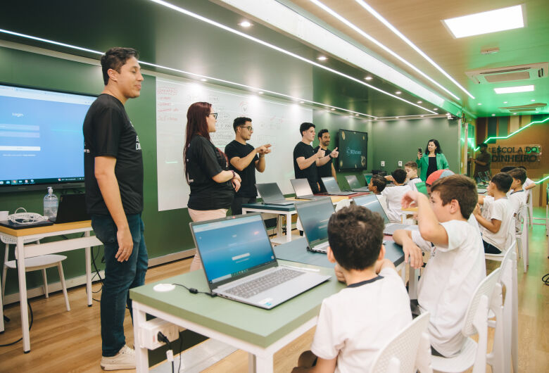 "Escola do Dinheiro" chega em São Carlos e oferece aulas para jovens e adultos sobre o impacto das escolhas financeiras no futuro