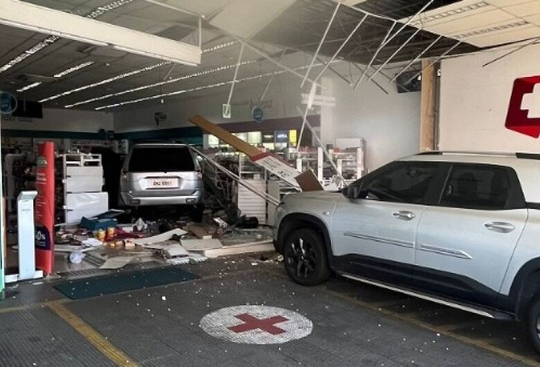 Veículo invade farmácia após motorista confundir pedais