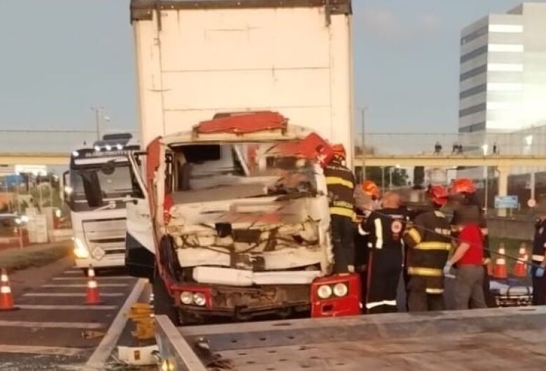 Motorista fica preso nas ferragens após colisão na Whashington Luís 