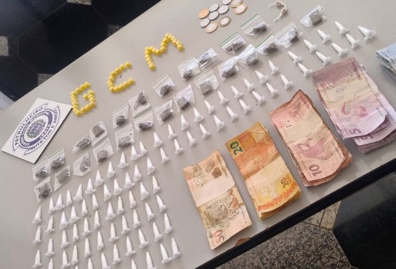 GCM de Ibaté apreende drogas e dinheiro escondidos em terreno baldio