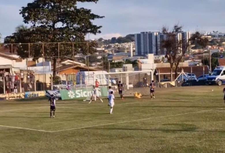 São Carlos é goleado em Limeira 