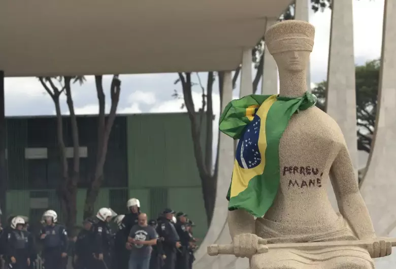 STF nega recurso de cabelereira que pichou estátua no 8 de janeiro