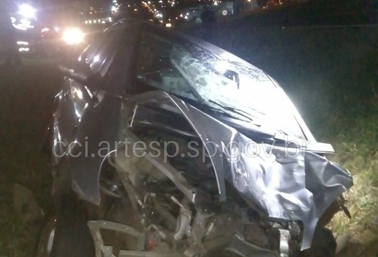 Colisão entre carro e moto deixa dois mortos na Rodovia Washington Luís