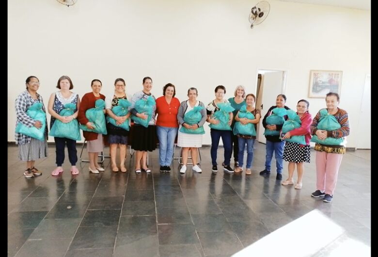 Prefeitura realiza entrega de cobertores para alunos dos cursos do Centro Comunitário