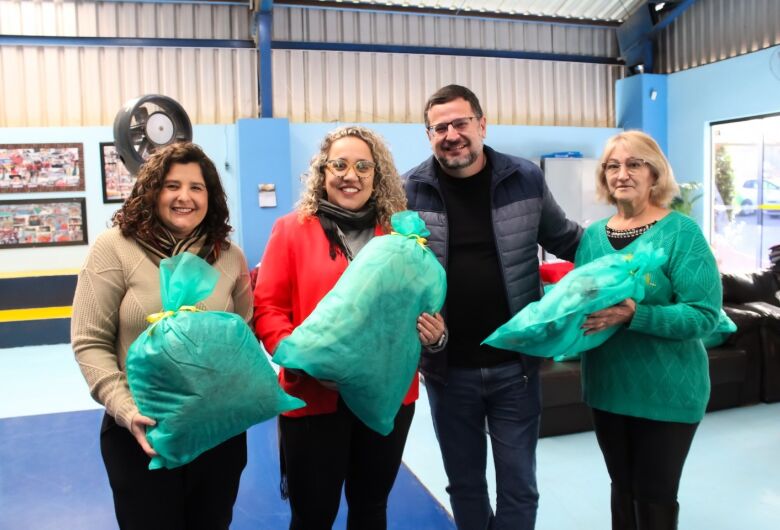 Prefeitura de Ibaté e voluntárias garantem cobertores para idosos e público atendido pela assistência social