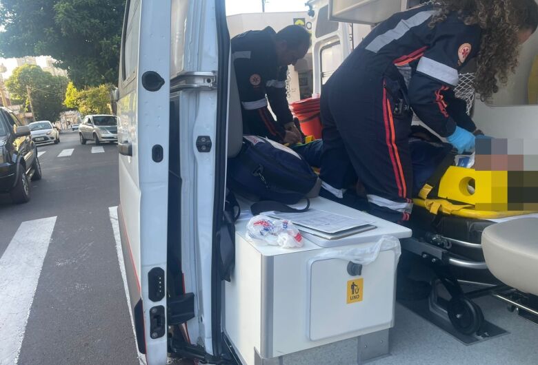 Colisão entre motos deixa um ferido no Centro de São Carlos