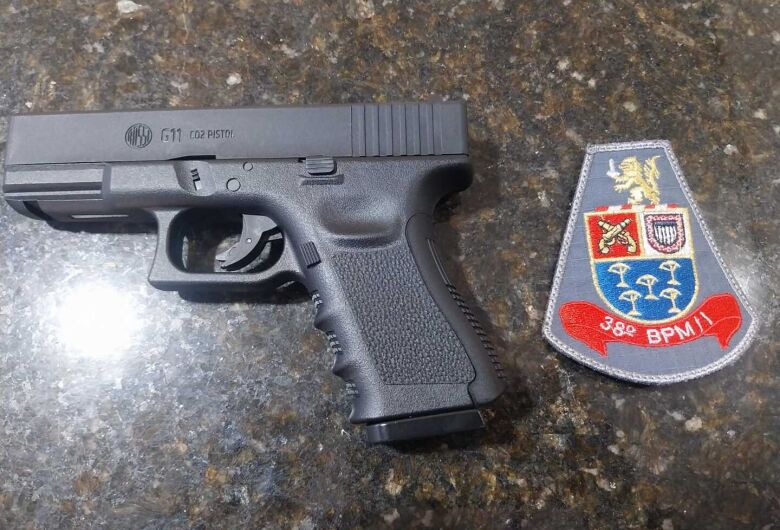 Homem é flagrado com simulacro de arma de fogo no centro de São Carlos