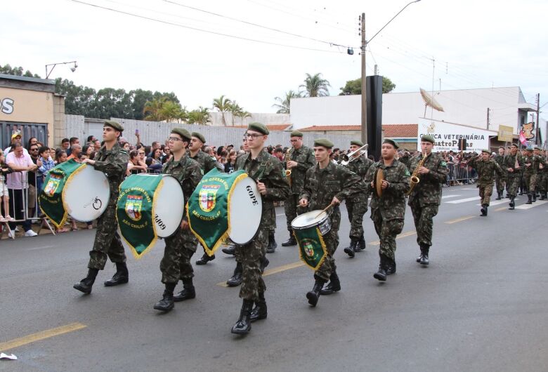 Multidão acompanha Desfile Cívico histórico em comemoração aos 132 anos de Ibaté
