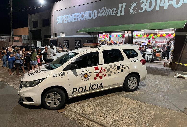 Homem morre após entrar nu em supermercado e ser amarrado por populares