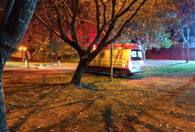 Mulher é encontrada morta em praça no bairro Santa Felícia; caso é tratado como morte suspeita