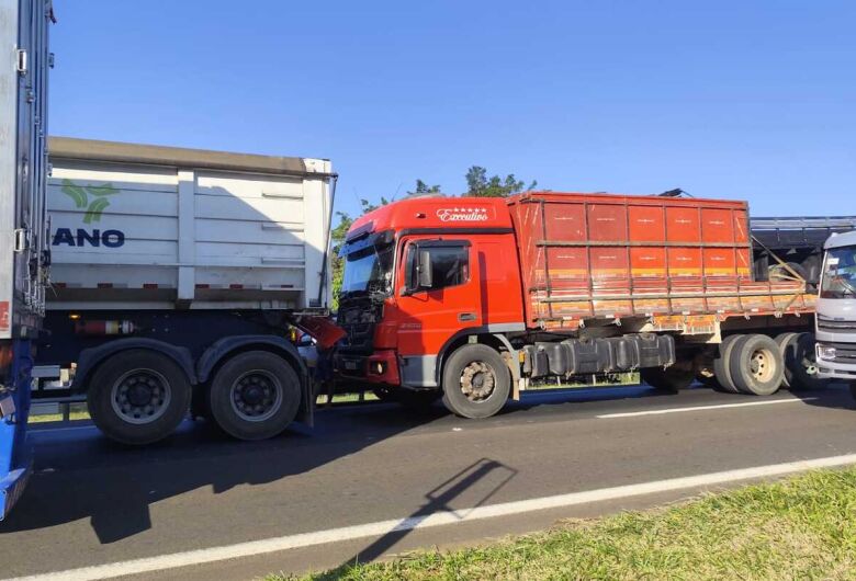 Caminhão colide na traseira de bitrem na rodovia Washington Luís em São Carlos
