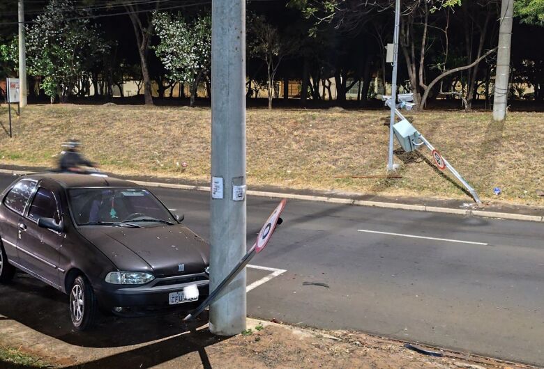Radar de velocidade é derrubado após acidente no Santa Felícia 