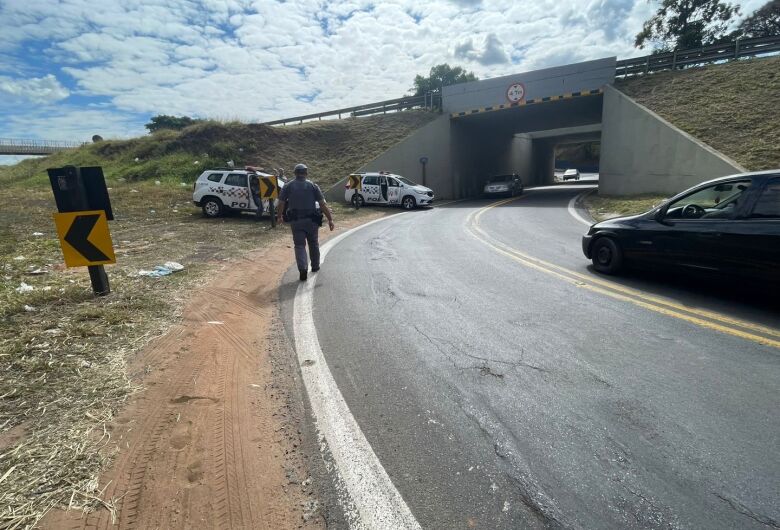  Homem cai em buraco sob viaduto e é resgatado pelos Bombeiros