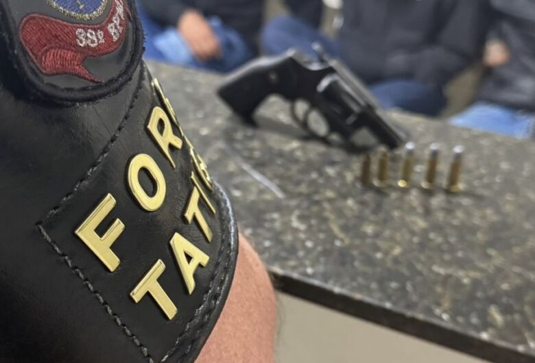 Homem é preso por porte ilegal de arma após perseguição na SP-215