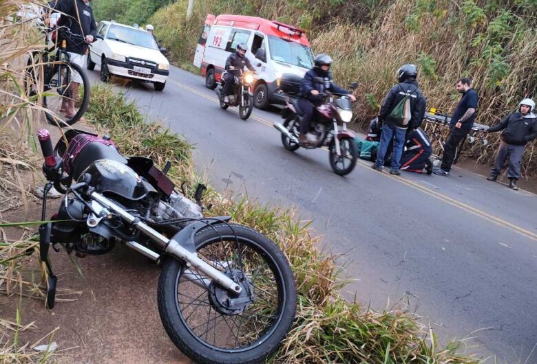 Motociclista fica ferida após ser atingida por carro que fugiu do local
