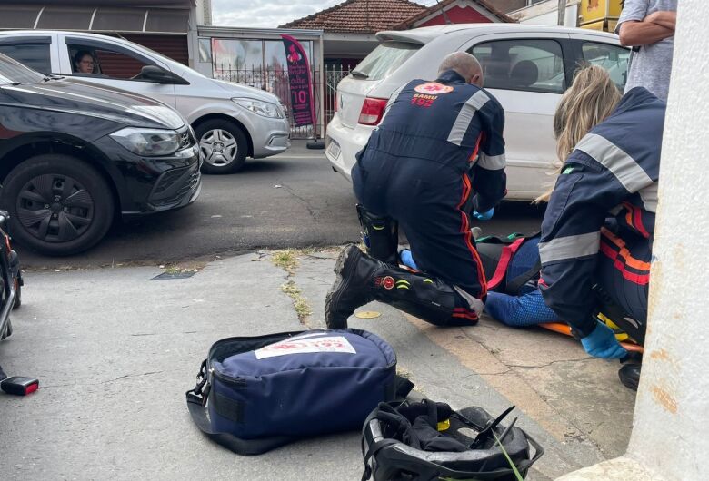 Ciclista colide com porta de carro e é encaminhado à Santa Casa em São Carlos