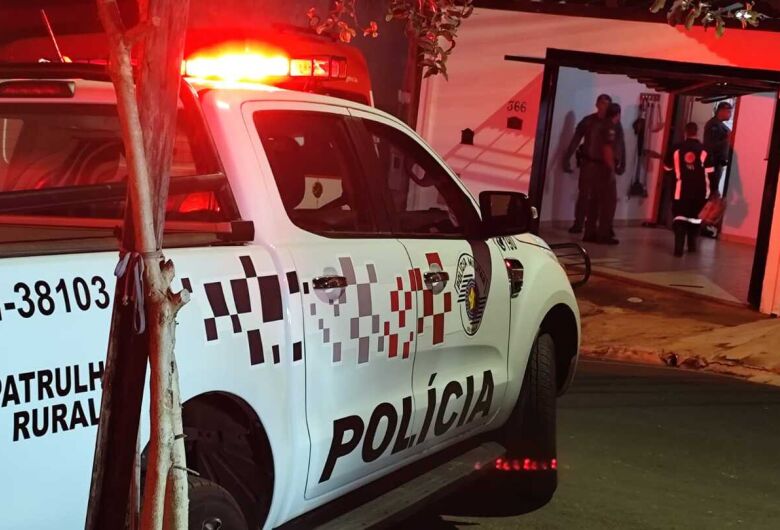 Mulher é morta a facadas pelo marido na frente dos filhos em São Carlos