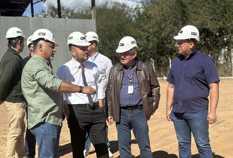Vereador Paulo Vieira e Marquinho Amaral acompanham promotor Flavio Okamoto na fábrica da PROHAB