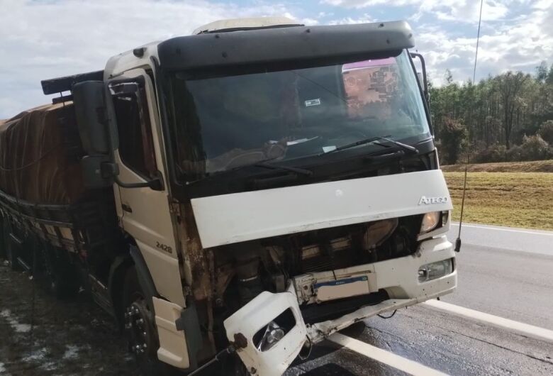 Caminhão carregado com leite bate atrás de carreta na Washington Luís