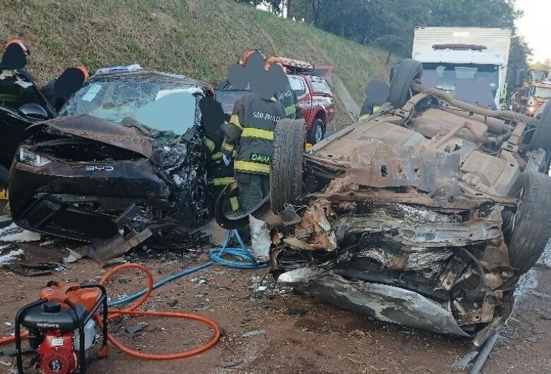 Colisão frontal com capotamento deixa ao menos quatro vítimas na Washington Luís