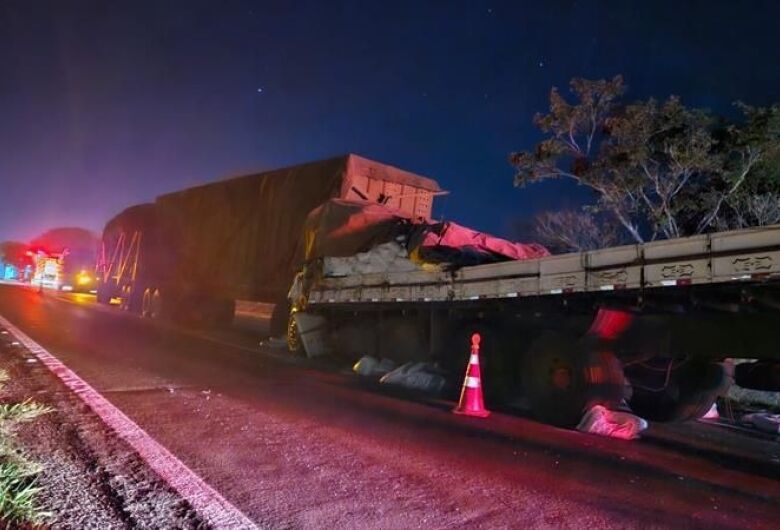 Motorista morre em colisão entre caminhões na Washington Luís