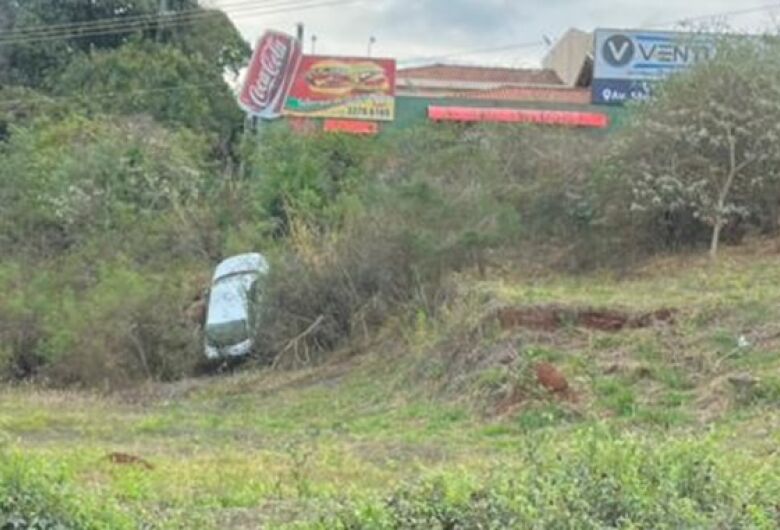 Carro desgovernado desce barranco no Portal do Sol em São Carlos