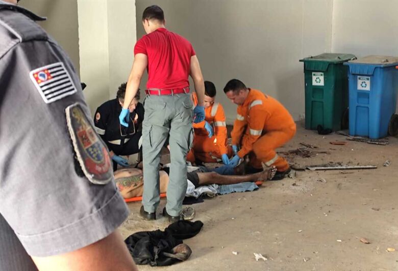 Suspeito de furto cai de telhado ao tentar fugir e é socorrido pelo SAMU na Vila Prado
