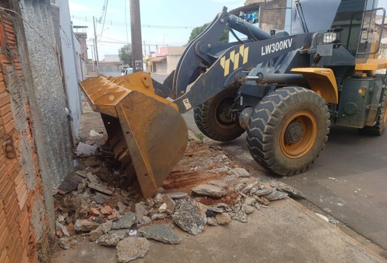 Prefeitura de Ibaté realiza limpeza em casa com acúmulo de lixo no Jardim Cruzado