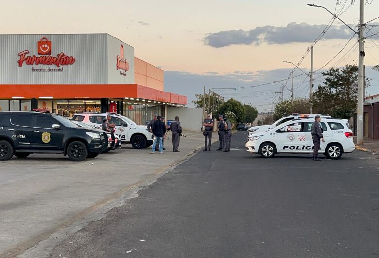 Criminosos invadem supermercado e tentam explodir caixa eletrônico