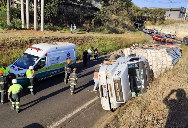 Caminhão tomba em alça de acesso da rodovia Washington Luís em São Carlos