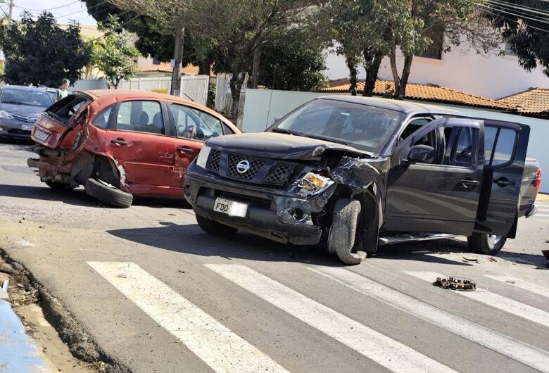 Condutor passa mal e colide com dois veículos estacionados na Rua Dom Pedro II