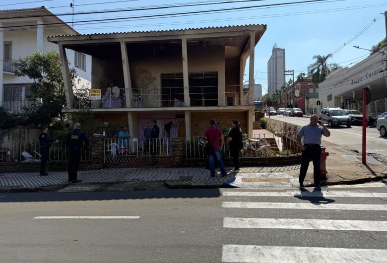 Imóvel invadido por moradores de rua no Centro de São Carlos é desocupado e será interditado 