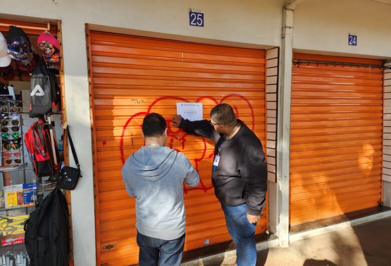 Fiscalização interdita boxes no "shopping popular" no centro de São Carlos 
