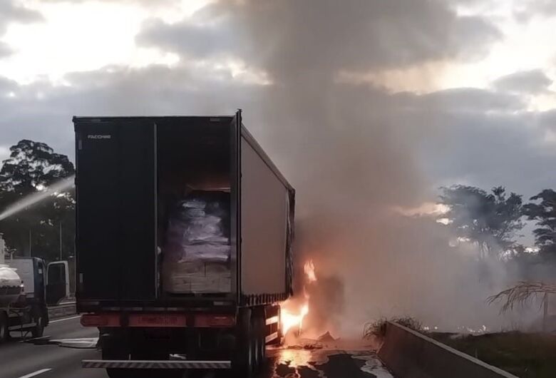 Incêndio em carreta causa interdição e congestionamento na Washington Luís 