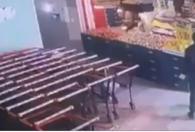 Câmera de segurança flagra tentativa de explosão em caixa eletrônico em supermercado 