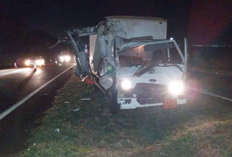 Colisão entre caminhões deixa um ferido na SP-255