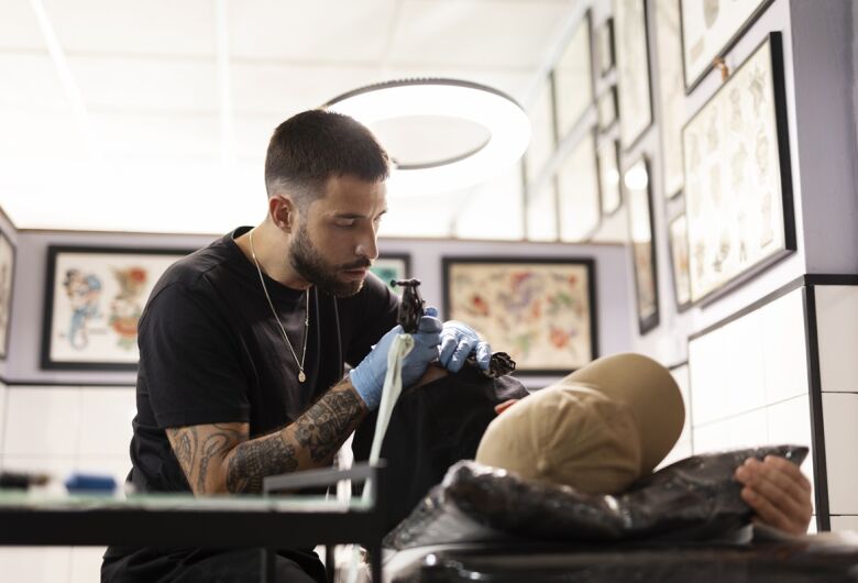 Conselho Federal de Medicina proíbe uso de anestesia para tatuagens estéticas