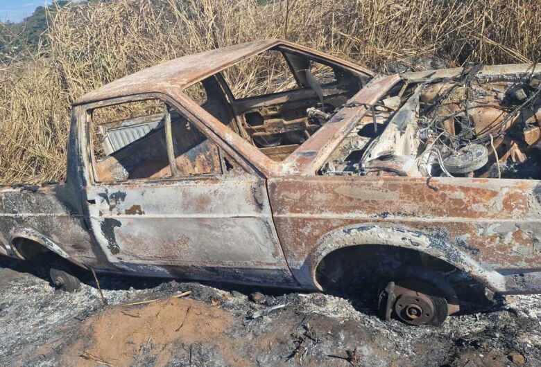 Veículo roubado na região da Babilônia é encontrado incendiado