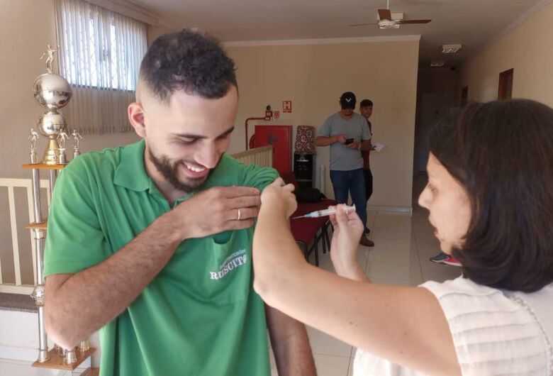 Prefeitura de Ibaté continua levando vacinação contra a gripe para colaboradores das empresas da cidade