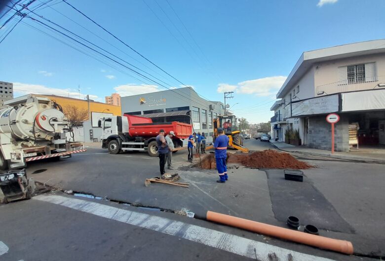 SAAE realiza reparos emergenciais em redes de esgoto e drenagem em São Carlos