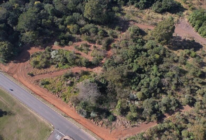 Prefeitura de Ibaté cria aceiros para conter incêndios e proteger a população