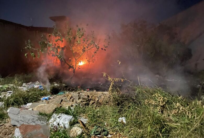Terreno abandonado e queimadas preocupam moradores no Cidade Aracy