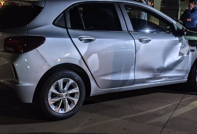 Colisão entre carro e moto deixa jovem ferido no Santa Felícia