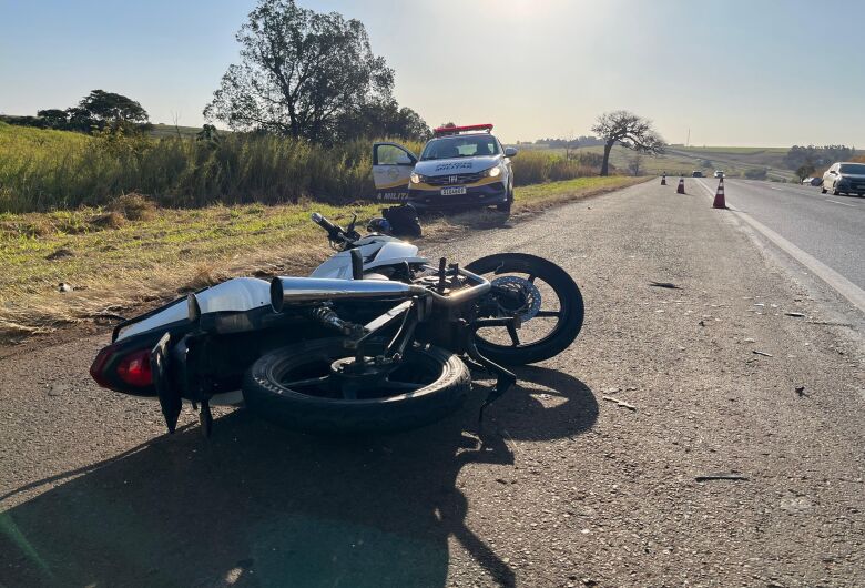 Motociclista fica gravemente ferido após colidir na traseira de caminhão na SP - 310