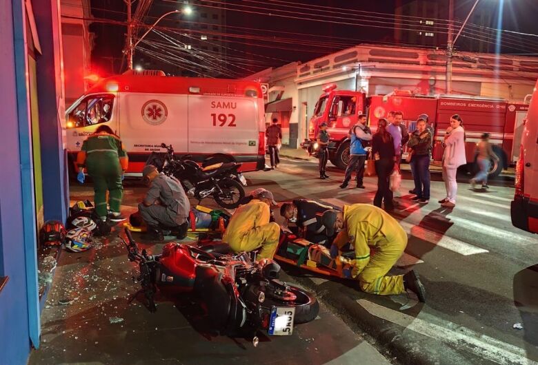 Quatro ficam feridos em colisão envolvendo duas motocicletas no Centro 