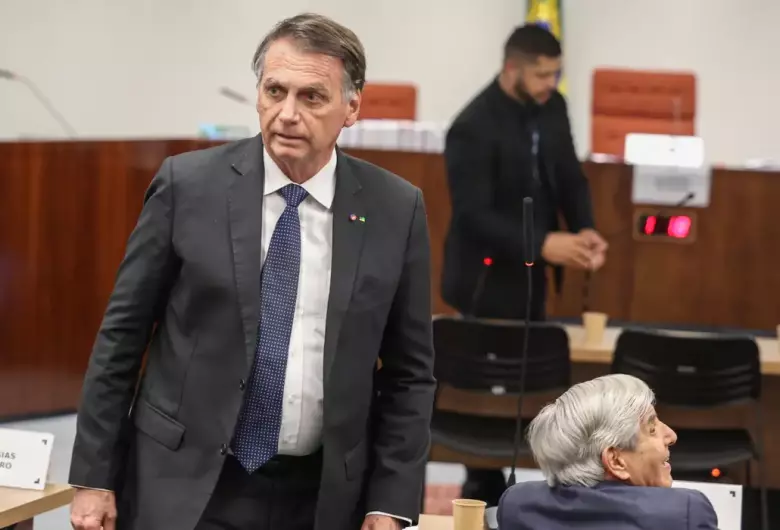Moraes decreta prisão domiciliar de Bolsonaro