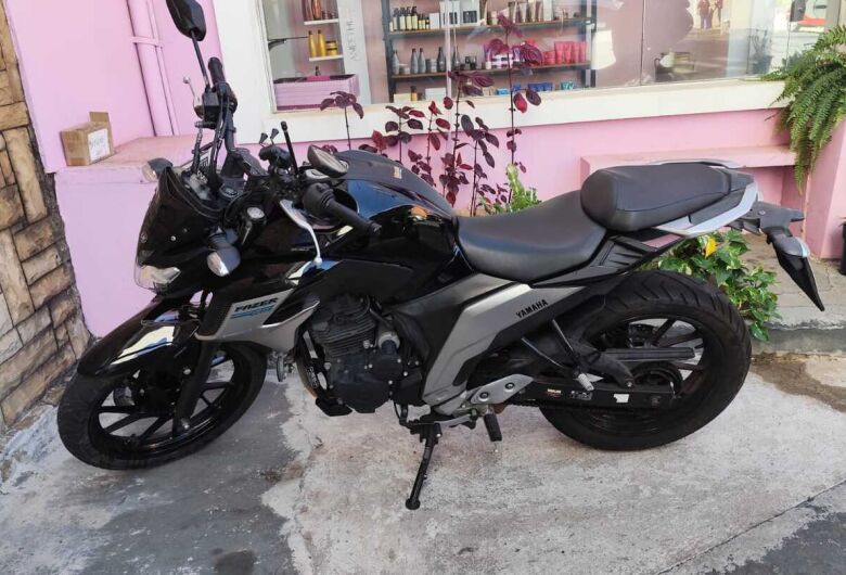 Colisão entre carro e moto deixa homem ferido na rua 15 de Novembro