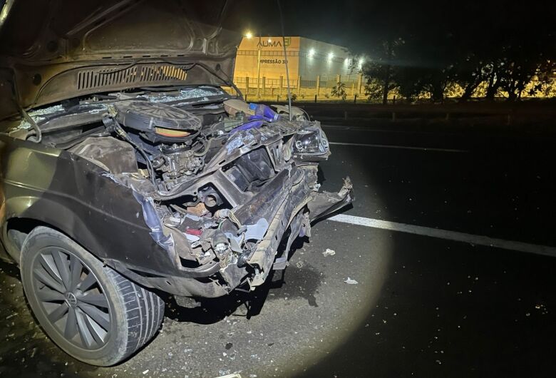 Colisão entre carro e caminhonete deixa três feridos na SP-318