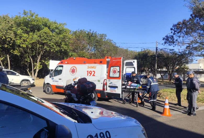 Colisão entre caminhonete e moto deixa passageira ferida no Jardim Embaré